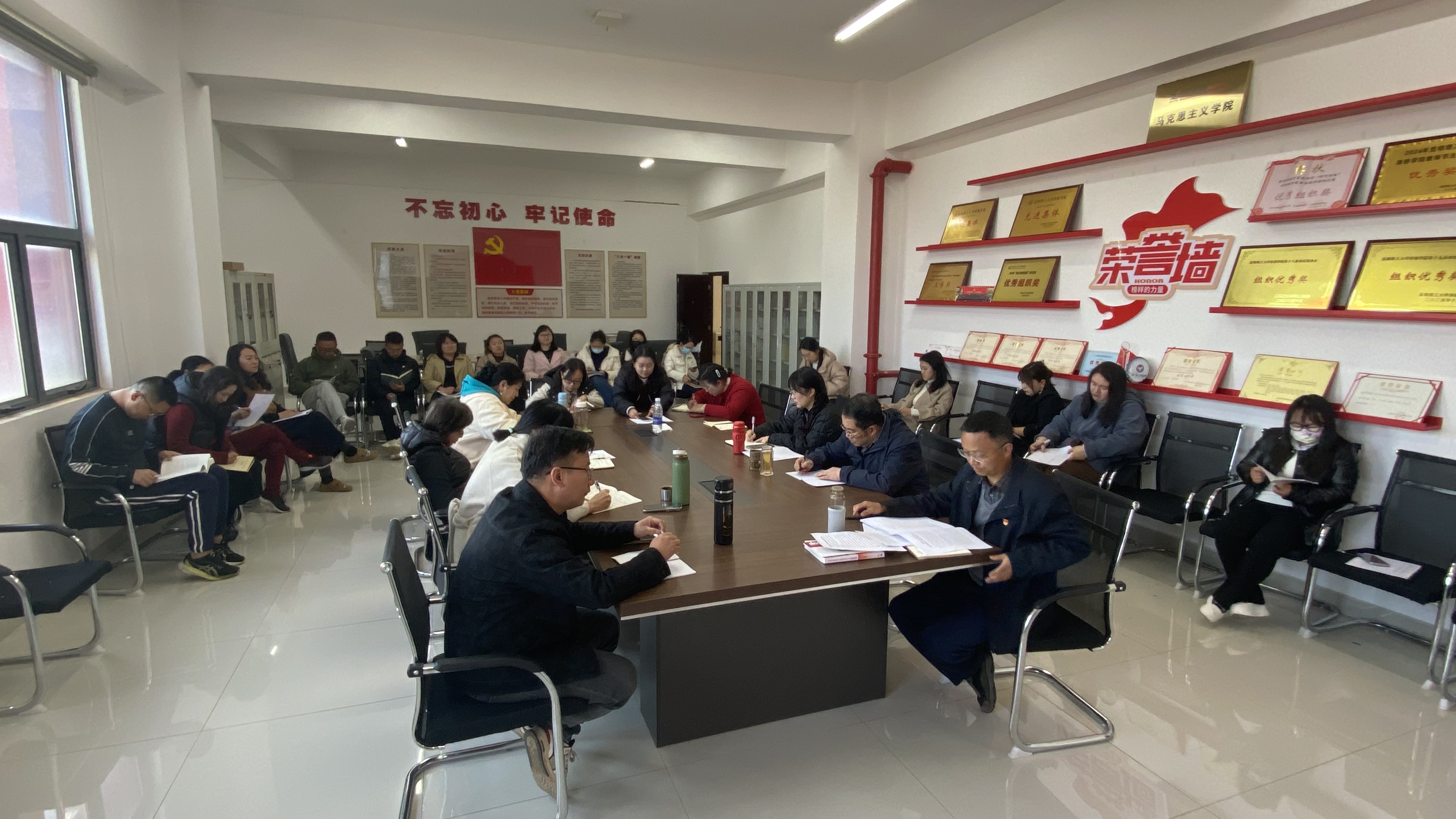 1、马克思主义学院每月一次常态化开展主题党日活动